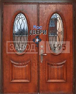 Входная Двустворчатая дверь с круглыми стеклопакетам, ковкой и отделкой массивом дерева
